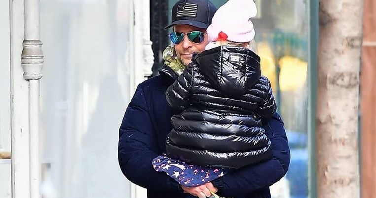 Συνέχεια στην αγκαλιά του: O Mπράντλεϊ Κούπερ στη Νέα Υόρκη με την τρίχρονη κόρη του, Λία
