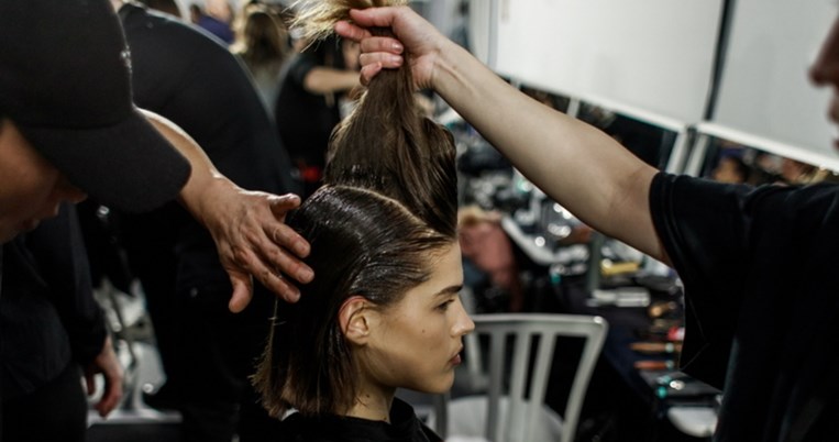 Θα είναι σαν να έχεις στεγνώσει τα μαλλιά σου στο κομμωτήριο: Το προϊόν που συστήνουν επαγγελματίες