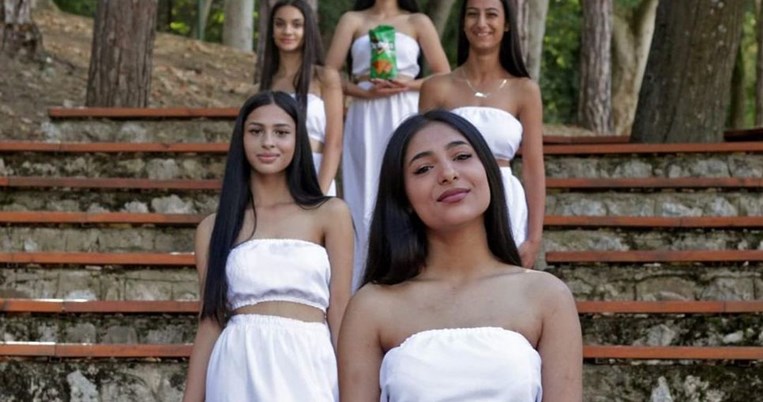 «Μπαμπά, είμαι πολύ μικρή για γάμο»: Δημιουργήθηκε η πρώτη μπάντα από γυναίκες Ρομά στον κόσμο 