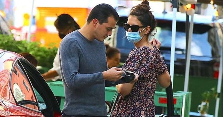 Η Κέιτι Χολμς δίνει την έγκριση της στον πιο αμφιλεγόμενο συνδυασμό της άνοιξης με μία νέα εμφάνιση