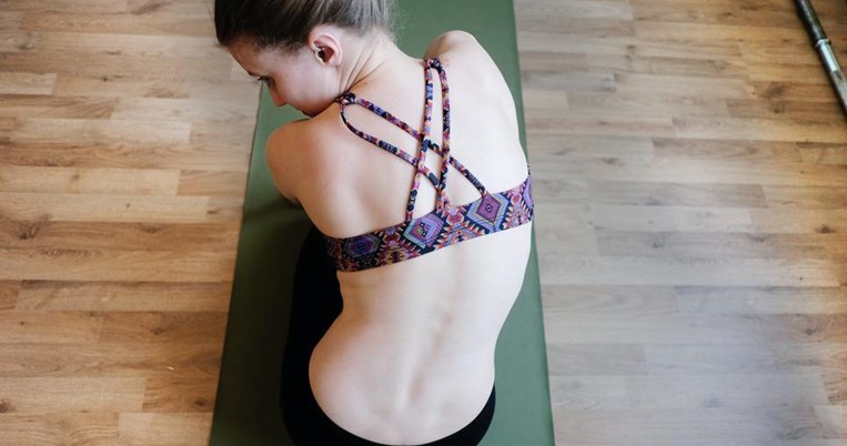 Τέλος στους πόνους της πλάτης και της μέσης: Ελληνίδα trainer δείχνει ένα γρήγορο workout