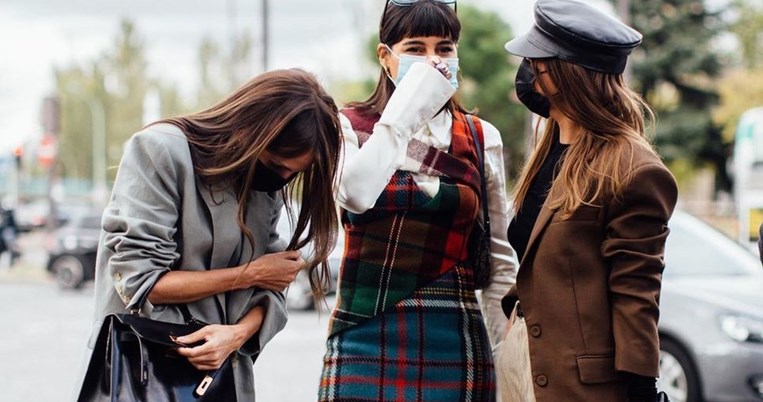 Οι 8 κανόνες που ανατρέπει μια καλοντυμένη γυναίκα άνω των 40, που δεν πιστεύει στην ηλικία  