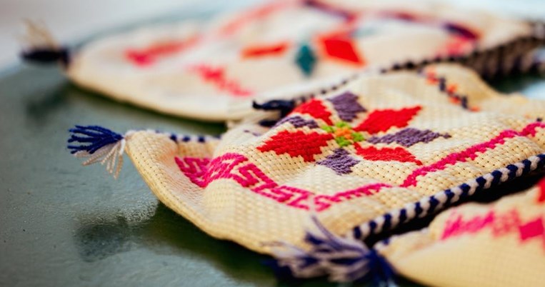 Στο χωριό Τσαγκαράδα του Πηλίου κάνουν copy-paste κεντημάτων: Παλιά και νέα γενιά 