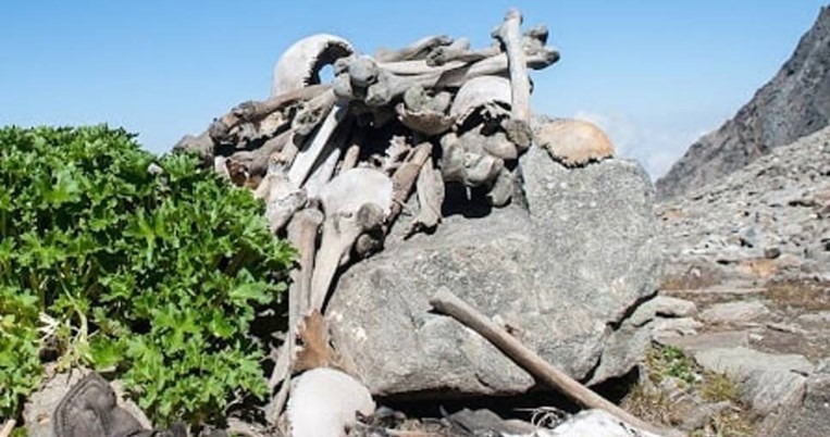 Η Λίμνη των Σκελετών: Το μυστήριο των χιλιάδων οστών σε απομονωμένη τοποθεσία στα Ιμαλάια