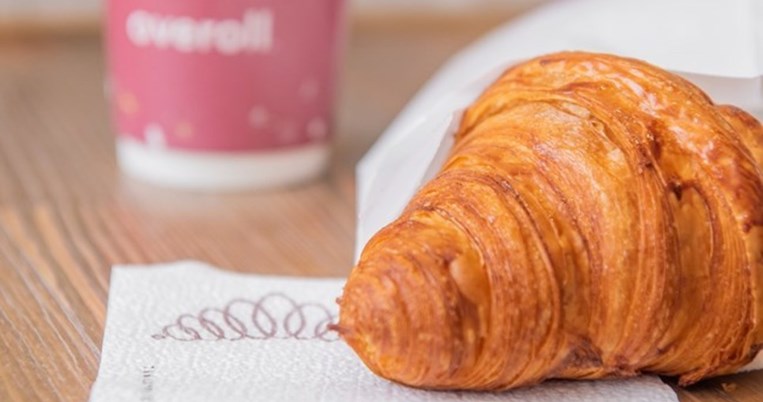 Overoll: Η πρώτη croissanterie της Αθήνας υπόσχεται πολλές βουτυρένιες στιγμές