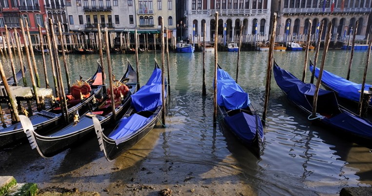Από τις πλημμύρες στην άμπωτη: Στέρεψαν σχεδόν τελείως τα εμβληματικά κανάλια της Βενετίας