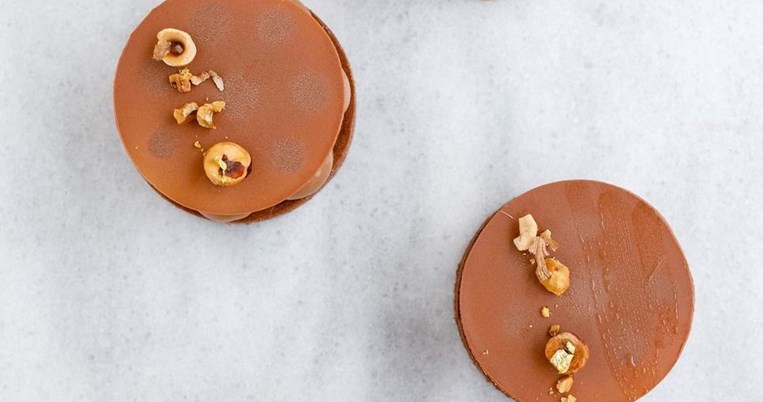 Poulette: Μια pastry chef άνοιξε ζαχαροπλαστείο με high-end γλυκά στην Αγία Παρασκευή 