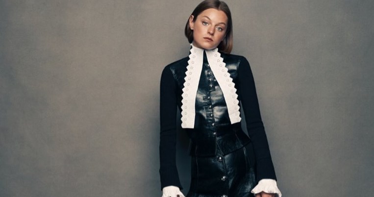 Σαν πανέμορφο κοστούμι θεατρικής παράστασης: To Miu Miu φόρεμα της Έμμα Κορίν στις Χρυσές Σφαίρες