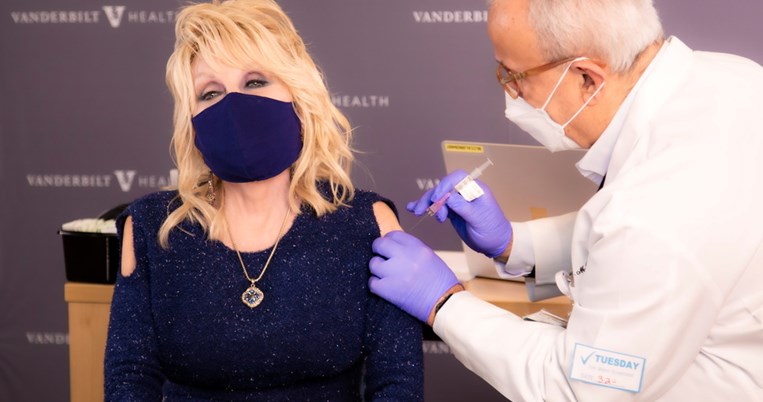 Η Ντόλι Πάρτον κάνει το εμβόλιο, διασκευάζοντας το «Jolene», ένα από τα πιο γνωστά κομμάτια της