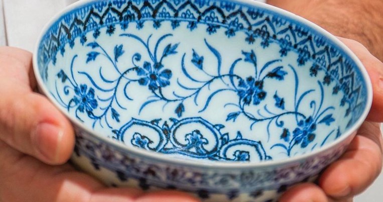 Άντρας δίνει 35 δολάρια για να αγοράσει ένα μπολ, μετά ανακαλύπτει ότι ανήκει στη δυναστεία των Μινκ