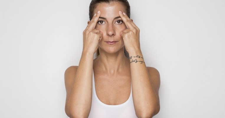 Μπορείς να μειώσεις τις ρυτίδες του προσώπου σου χρησιμοποιώντας μόνο τα δάκτυλα σου;
