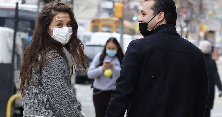 Η εμφάνιση της Κέιτι Χολμς που θα κάνει και τους πιο φανατικούς να απαρνηθούν τα skinny τζιν