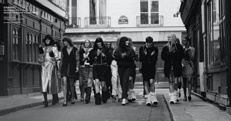 Mία μέρα θα ξαναβγούμε όλοι στα μπαρ: Το σόου της Chanel στο Παρίσι ωδή στη ζωή μετά την πανδημία
