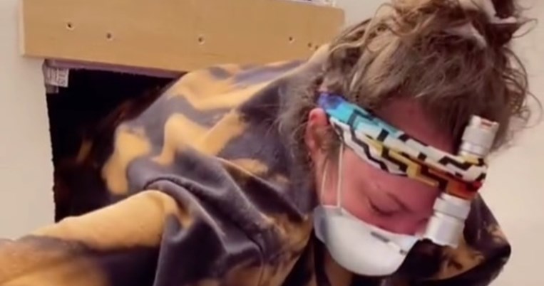 Η ανατριχιαστική ιστορία της γυναίκας που ανακάλυψε εγκαταλειμμένο διαμέρισμα πίσω από τον καθρέφτη