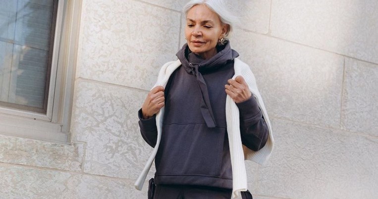 4 ζευγάρια sneakers που χαρίζουν διαχρονική νεανικότητα και απίστευτο στυλ στις γυναίκες άνω των 50