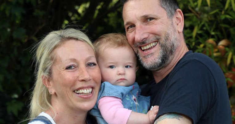 «Είχα εγκαταλείψει κάθε ελπίδα»: Η ιστορία μίας Βρετανίδας που έγινε μητέρα στα 47 της