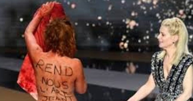 Άφωνοι όλοι στα γαλλικά βραβεία Σεζάρ: H ηθοποιός Κορίν Μαζιερό εμφανίστηκε γυμνή στη σκηνή
