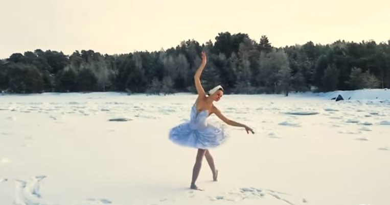 Μαγικές εικόνες: Ρωσίδα μπαλαρίνα χόρεψε τη Λίμνη των Κύκνων σε παγωμένο τοπίο