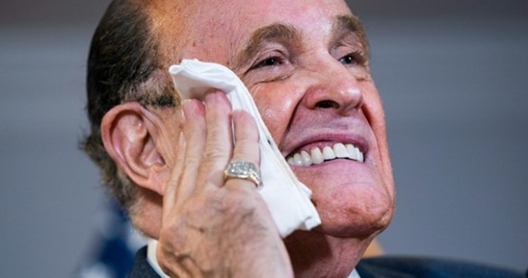 Η επίμαχη σκηνή στο «Borat 2» με τον Ρούντι Τζουλιάνι να βάζει το χέρι μέσα στο παντελόνι του 