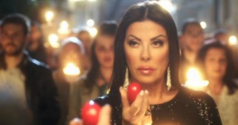 Χτύπα σαν άντρας ρε φλώρε, ολόκληρη Λαίδη έχεις μπροστά σου - Η τζαμποδιαφήμιση που μας ενώνει