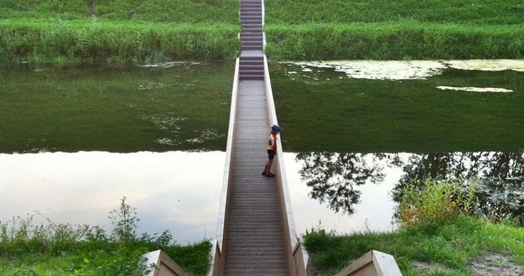 Αρχιτεκτονικό θαύμα: Μια γέφυρα μοναδική στον κόσμο χωρίζει το νερό στα δύο