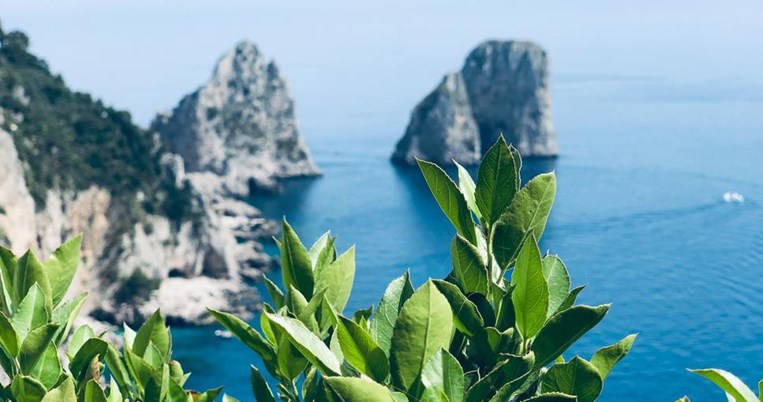 «Αρώματα, φως, μέταλλα,/είναι μικρά πλεούμενα που ταξιδεύουν/προς τα νησιά σου που με περιμένουν»