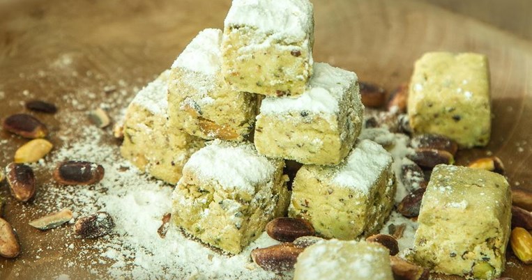 Μόλις έμαθα να φτιάχνω πεντανόστιμες μπουκιές χαλβά με ταχίνι, χωρίς ζάχαρη, χωρίς ψήσιμο