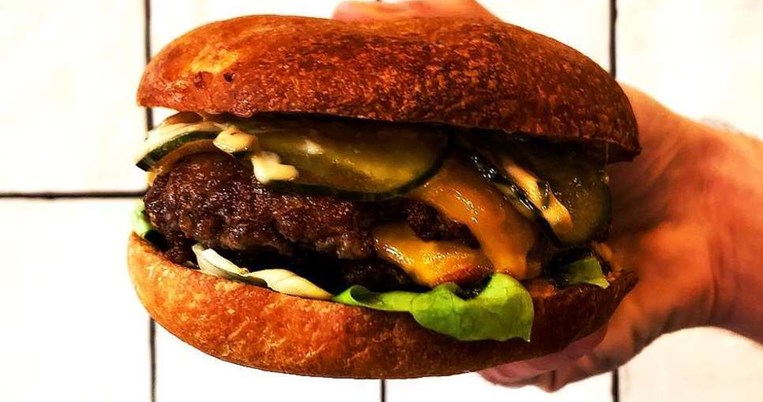 Το επόμενο viral burger της Αθήνας μόλις έφτασε στο Κολωνάκι 