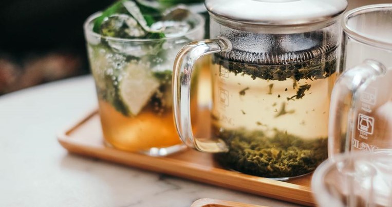 Το σπιτικό ρόφημα που σε βοηθάει να κάψεις το λίπος: Με ένα βότανο που έχεις στην κουζίνα σου