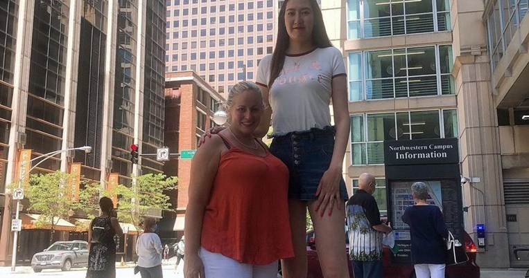 Η γυναίκα με τα πιο μακριά πόδια στον κόσμο: «Όταν ζούσα στην Ασία δεν έβρισκα παντελόνια»