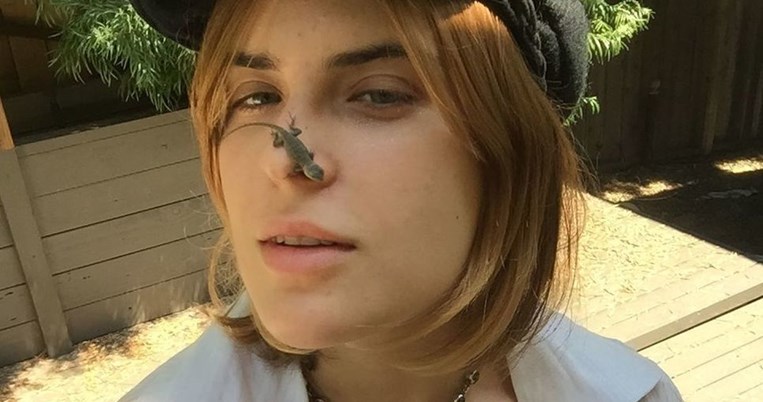 Γυμνή στο γρασίδι: Η αναγεννημένη Ταλούλα μετατρέπει το σώμα της σε έργο τέχνης