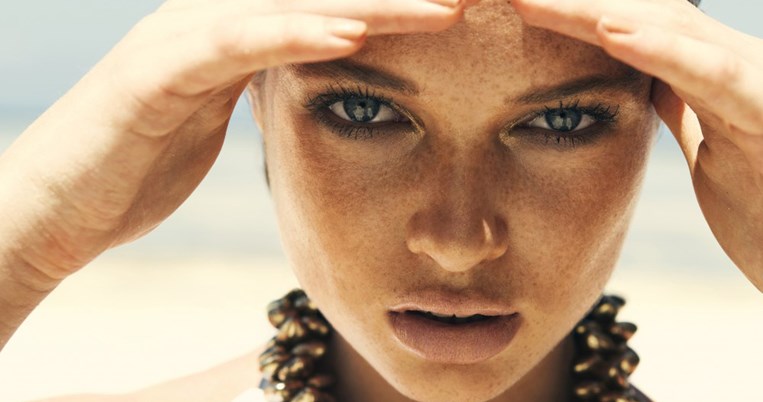 Ξέχνα το make up σου και φόρα μόνο αντηλιακές με χρώμα. 5 για να διαλέξεις