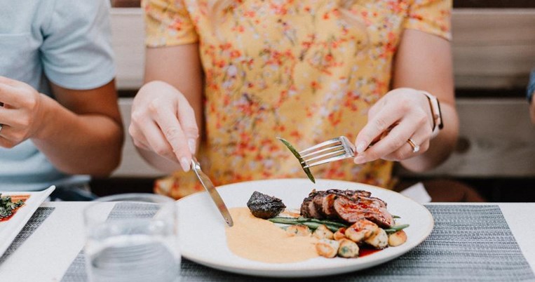 3 αλλαγές που πρέπει να κάνει στη διατροφή της κάθε γυναίκα μετά τα 50