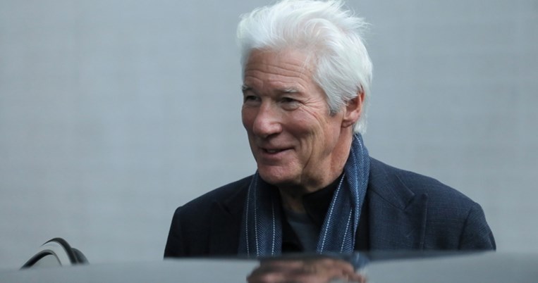 Αγκαλιά στην άμμο: Ο Ρίτσαρντ Γκιρ σε σπάνια φωτογραφία με τη 38χρονη σύντροφό του, Αλεχάντρα Σίλβα