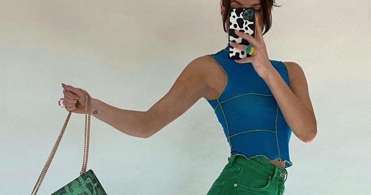 Μετά τα σαράντα: Ο πιο ενήλικος τρόπος να φορέσουμε τα πιο αγαπημένα sneakers της εφηβείας μας