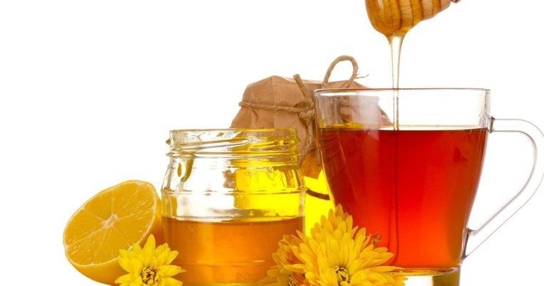 Το μυστικό που άλλαξε τη ζωή μου: Έπινα ζεστό νερό με μέλι και λεμόνι, κάθε πρωί, για ένα χρόνο