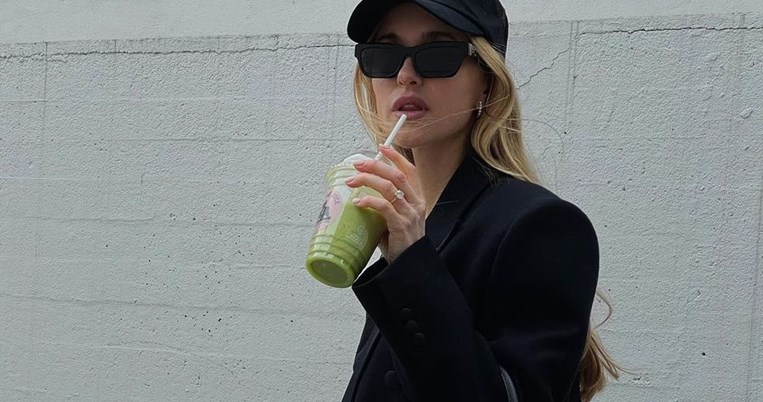 Έξυπνο styling: Δεν υπάρχει πιο κομψός τρόπος να φορέσεις αυτό το τζιν παντελόνι από τα Mango