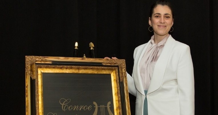 Μια Ελληνίδα, η πρώτη γυναίκα μαέστρος στη Συμφωνική Ορχήστρα του Κονρό, στο Τέξας