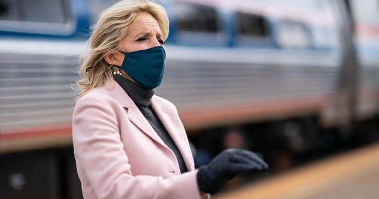 Τα σεξιστικά σχόλια για το καλσόν της Πρώτης Κυρίας των ΗΠΑ