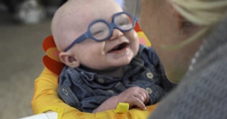 Ένα μωρό χαμογελάει, όταν βλέπει καθαρά τη μητέρα του για πρώτη φορά