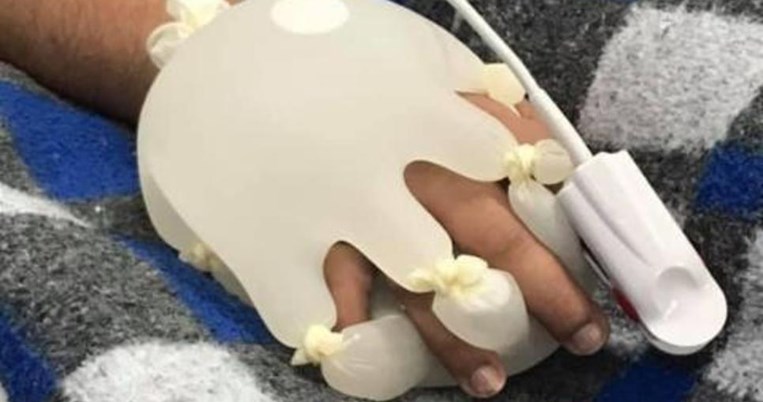 «Το χέρι του Θεού»: Μια νοσηλεύτρια επιστρατεύει τη δύναμη του αγγίγματος κατά του κορονοϊού