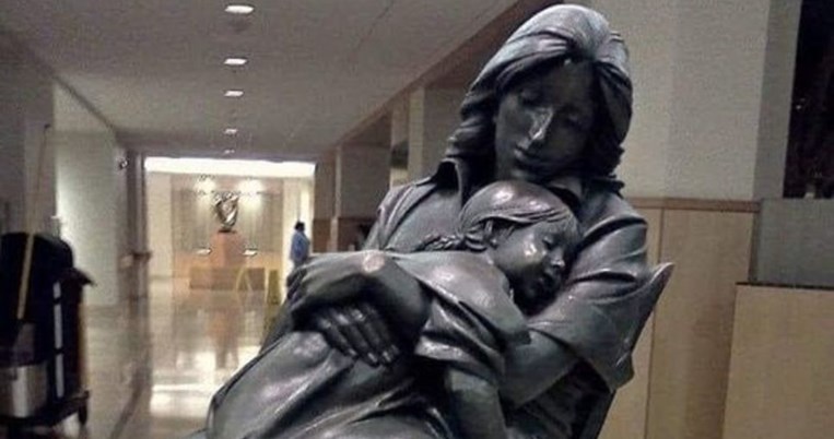 «Υπάρχει μια σιωπηλή τραγωδία που εκτυλίσσεται στα σπίτια μας και αφορά τα παιδιά μας»