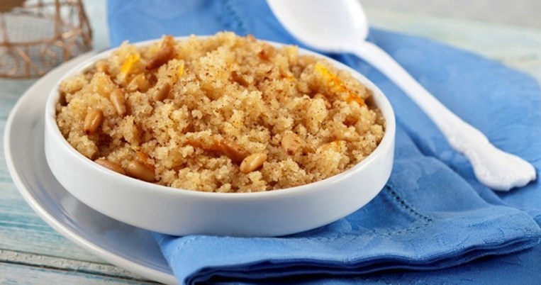 Πώς θα φτιάξετε εύκολα τον πιο νόστιμο σιμιγδαλένιο χαλβά φούρνου