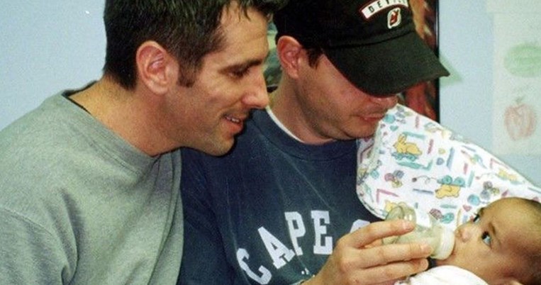 «Βρήκαμε ένα μωρό στο μετρό. Έγινε ο γιος μας»: Μια μοναδική στον κόσμο ιστορία υιοθεσίας