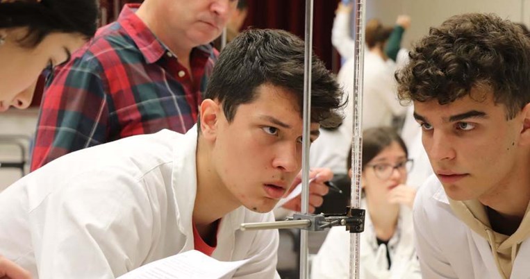 Μαθητής από τη Θεσσαλονίκη έγινε δεκτός με υποτροφία 97% στο Γέιλ: Ένα από τα κορυφαία πανεπιστήμια