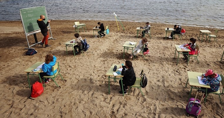 Στην Ισπανία, η σχολική τάξη μεταφέρθηκε στην παραλία. Το ιδανικό μάθημα στην εποχή του κορονοϊού 