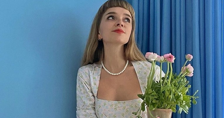 Αντί για ψηλοτάκουνα: Ο καλύτερος τρόπος να φορέσεις αθλητικά παπούτσια με καλοκαιρινό φόρεμα