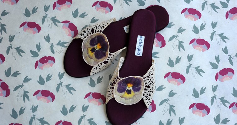 Πανέμορφα, custom made ελληνικά πασούμια συνδυάζουν τα νοσταλγικά εργόχειρα με τη βιωσιμότητα