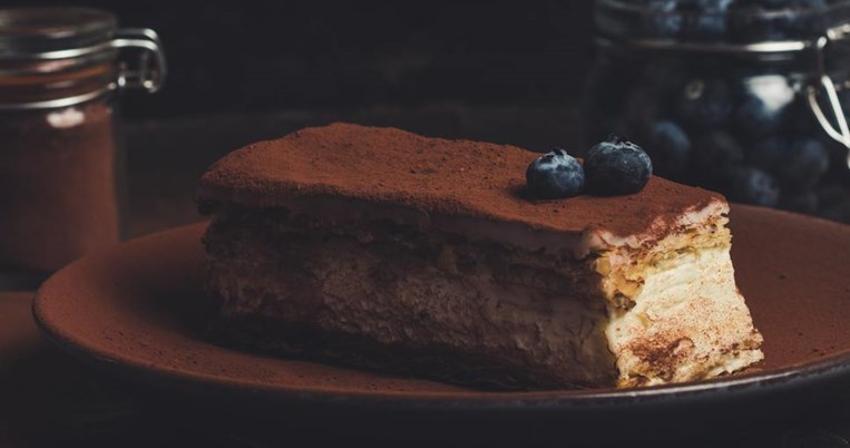 Θρεπτικό κέικ χωρίς αλεύρι και ζάχαρη από τη διατροφολόγο Έφη Κολοβέρου