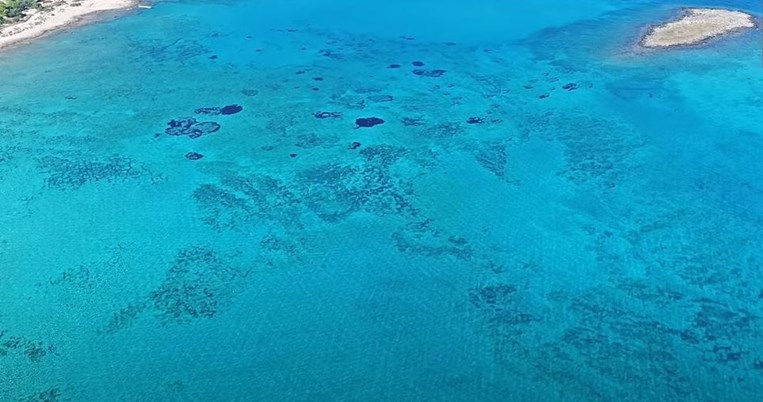 Καλοκαιρινό όνειρο:  Άγνωστη ελληνική παραλία με νερά πισίνας μοιάζει βγαλμένη από την Καραϊβική